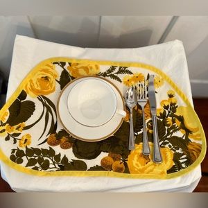 Handmade Vintage Floral Placemats
Set of 4 🌻💛💛🌻